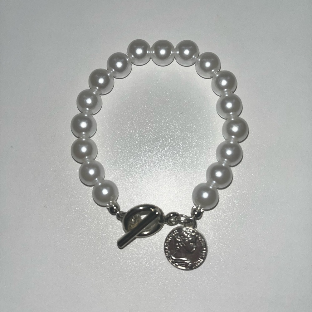 Medium size white pearl bracelet with silver accessory.
